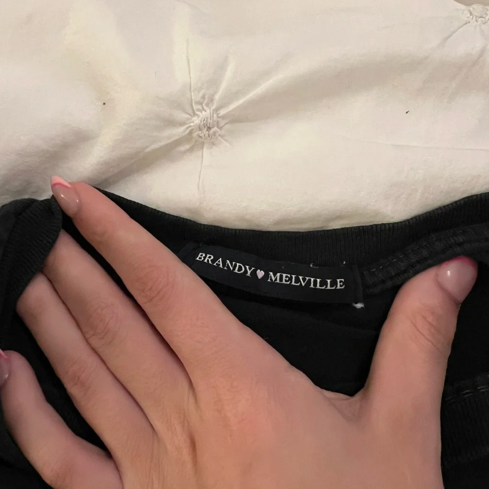 Brandy Melville cropped tee - Picture 5 of 5